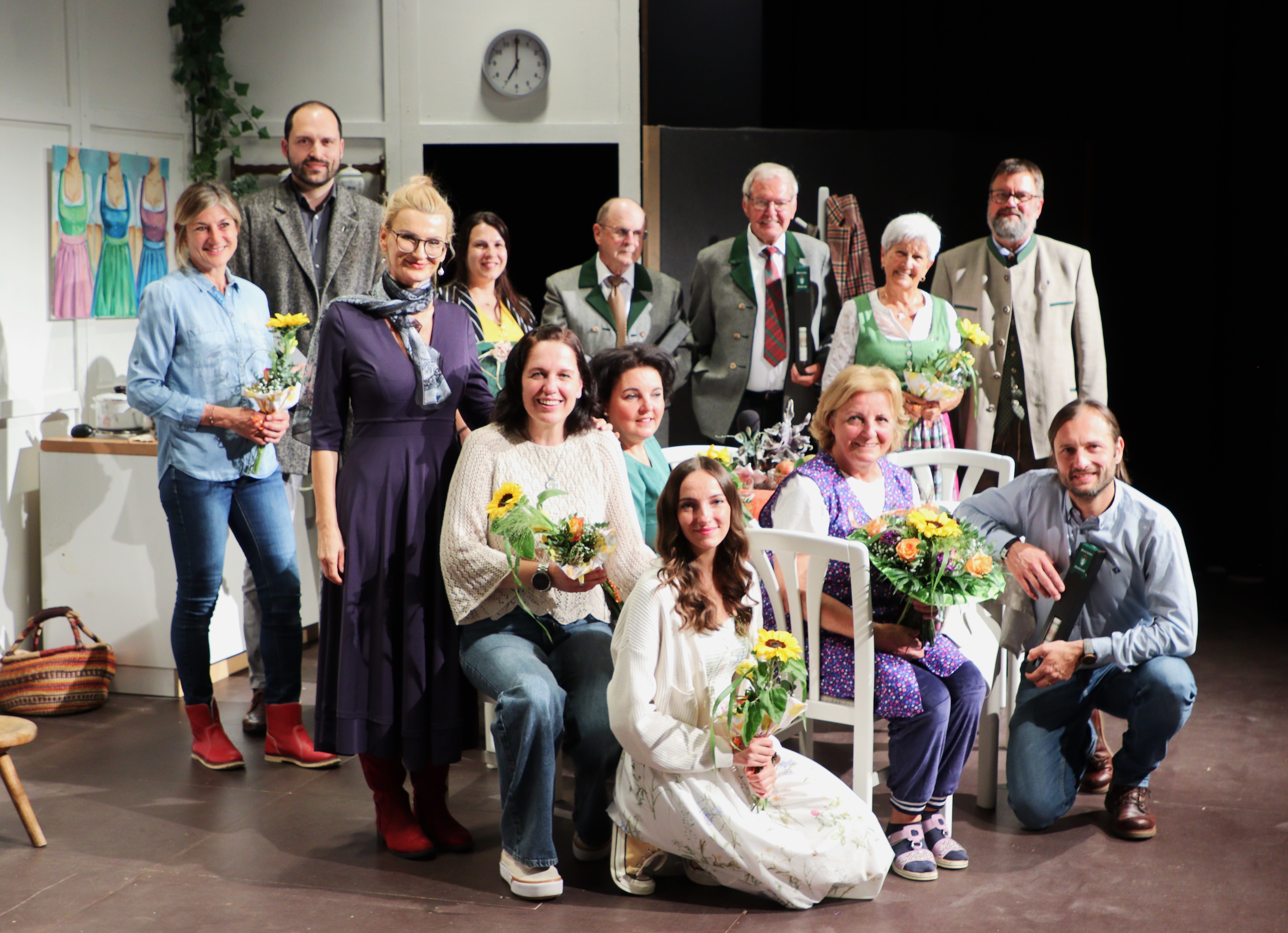 Alle Schauspielerinnen und Schauspieler des Theaterstücks.