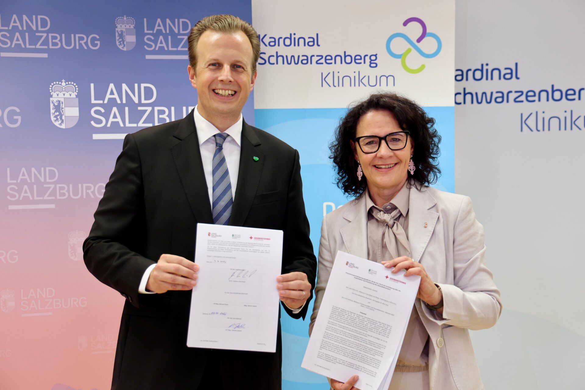 Gesundheitslandesrat Karlheinz Kornhäusl und seine Salzburger Amtskollegin Daniela Gutschi haben am 3. Juli 2026 eine Finanzierungsvereinbarung über Krankenhausleistungen für Patienten aus dem Bezirk Liezen unterzeichnet.
© Land Steiermark/Land Salzburg/Franz Neumayr